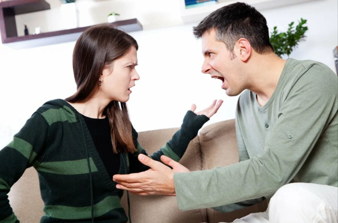 <p>quarrel with / fall out with</p>