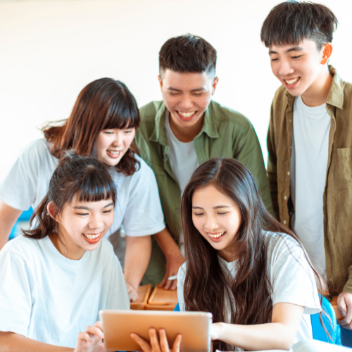 <p>Classmate - <em>clásmeit</em></p>