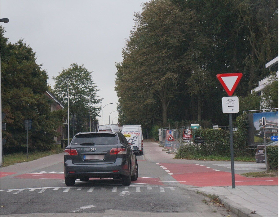 <p>Mag je de auto hier links inhalen?</p>