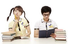 <p>студент</p><p>저는 학생이에요.</p><p>이 학교에는 학생이 많아요. = There are many students at this school.</p>