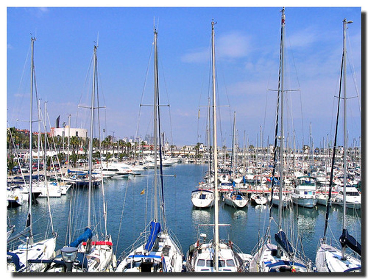 <p>un port (2x)</p>