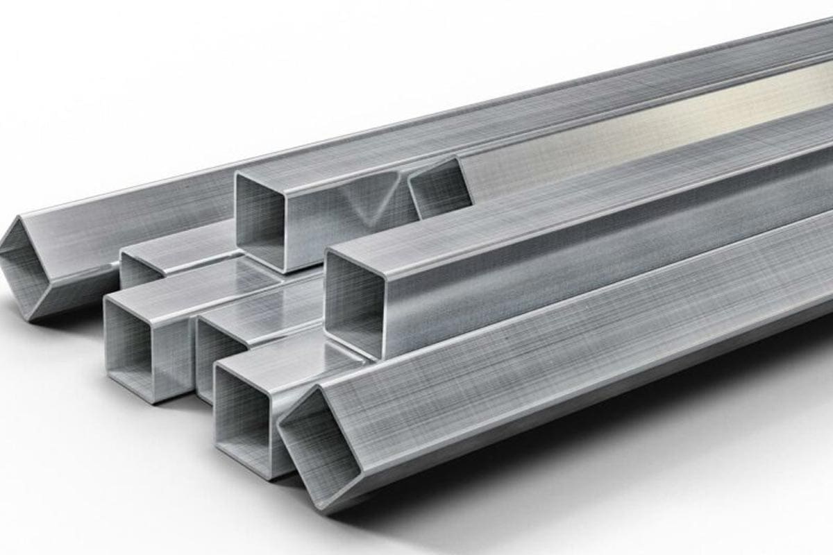 <p>është metal me ngjyrë të bardhë si argjend, i lehtë dhe përçues i mirë i nxehtësisë dhe rrymës elektrike. Meqenëse është element aktiv, është rezistent ndaj korrozionit, sepse në sipërfaqen e tij ai formon me ajrin një cipë të fortë dhe të ashpër oksidi.</p>